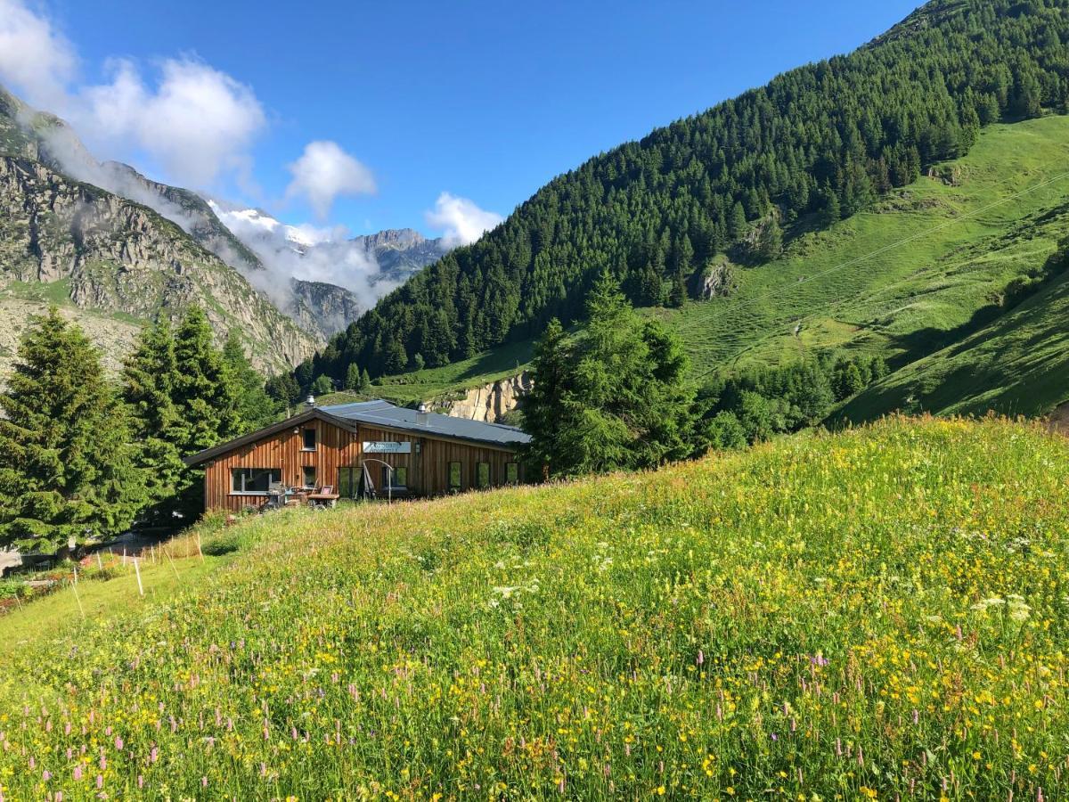 Basecamp Andermatt Villa Bagian luar foto